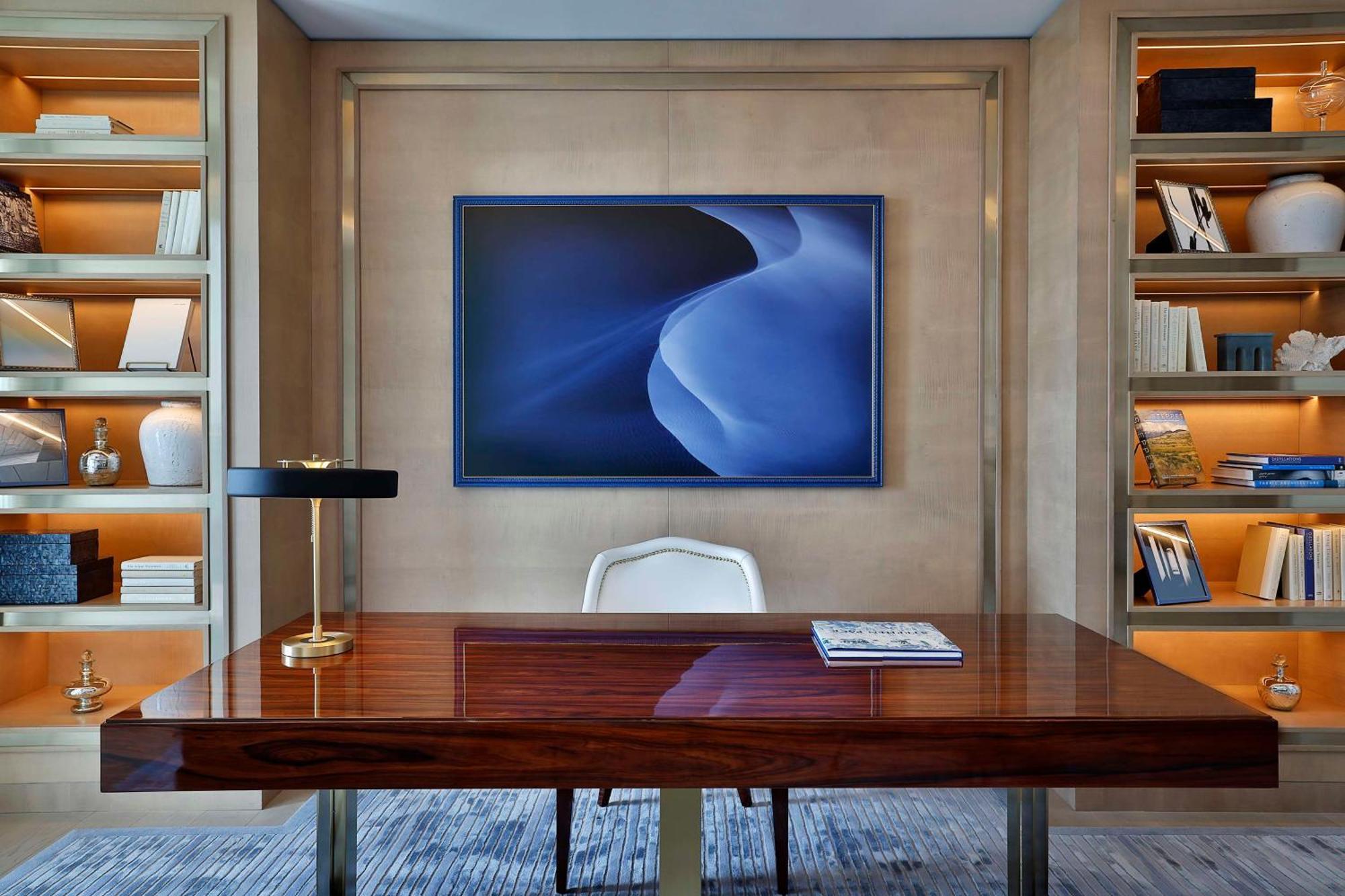 Waldorf Astoria Doha Lusail Dış mekan fotoğraf A work space in a suite at The Ritz-Carlton, Boston