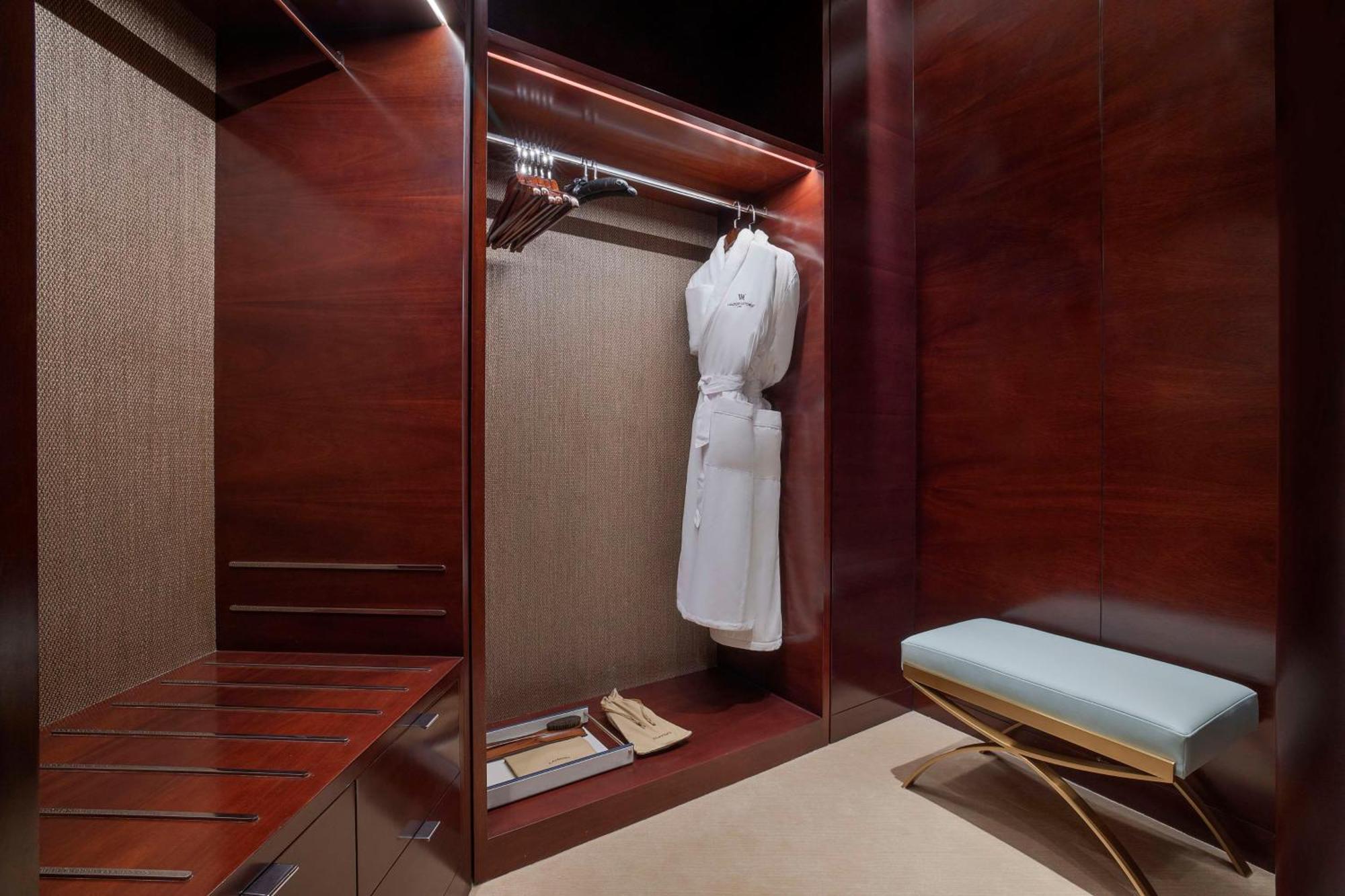Waldorf Astoria Doha Lusail Dış mekan fotoğraf A bathrobe in a hotel room